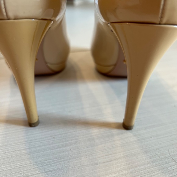 Prada excellent condition classic beige patent heels - Picture 4 of 10
